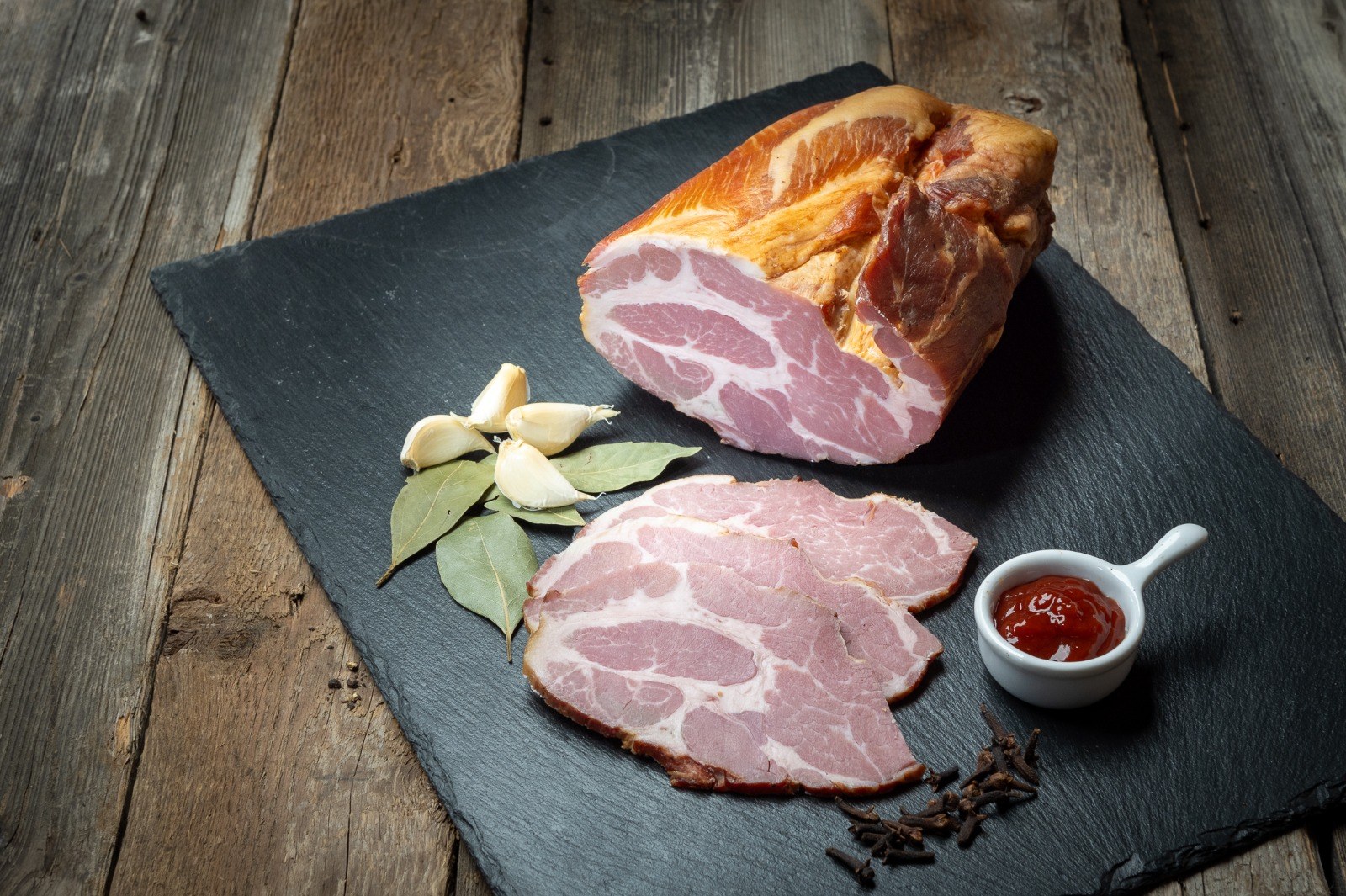Ceafă de porc crud-afumată